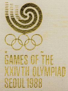  - Participation medal for athletes who participated in the Olympic Games in Seoul 1988. Bronze, embossed in gold with „Games of the XXIVth Olympiad Seoul 1988“, and the Olympic Rings. In original presentation case lined with silk and satin. Medal size 6 cm. Condition: A - Bild 4
