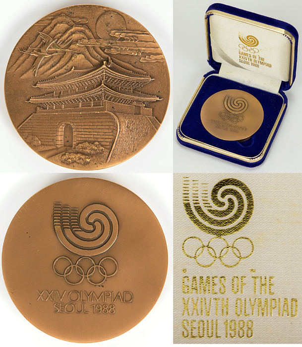 Teilnehmermedaille 1988  | Teilnehmermedaille für Sportler bei den Olympischen Sommerspielen Seoul 1988. 6cm, Bronze. Im original Etui, ausgelegt mit Samt und Seide, mit goldener Prägung mit Olympischen Ringen und Inschrift „Games of the XXIVth Olympiad Seoul 1988“.