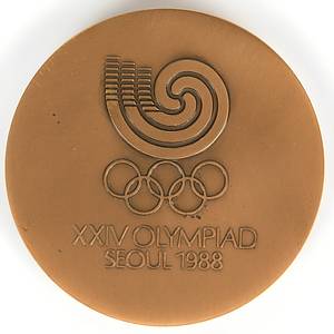 Teilnehmermedaille 1988  | Teilnehmermedaille für Sportler bei den Olympischen Sommerspielen Seoul 1988. 6cm, Bronze. Im original Etui, ausgelegt mit Samt und Seide, mit goldener Prägung mit Olympischen Ringen und Inschrift „Games of the XXIVth Olympiad Seoul 1988“. - Bild 2
