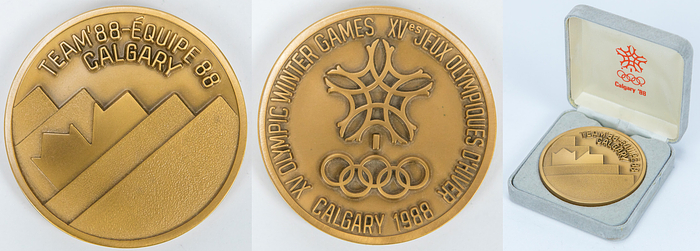 Teilnehmermedaille 1988  | Teilnehmermedaille für Volunteers bei den  „XI Olympic Winter Games Calgary 1988“. Rückseite mit Aufschrift "Team ´8 - Equipe ´88 Calgary, Bronze, 6,3 cm, in Originaletui.