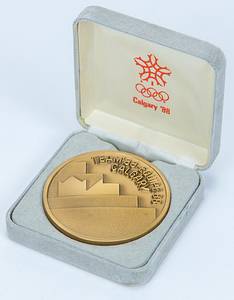 Participation Medal: Olympic Games Calgary 1988. - Olympic Games Calgary 1988. Participant medal for volunteers at the "XI Olympic Winter Games Calgary 1988." The reverse side bears the inscription "Team '88 – Equipe '88 Calgary." Bronze, 6.3 cm, in its original case. Condition: A - Bild 2
