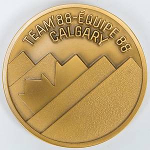 Teilnehmermedaille 1988  | Teilnehmermedaille für Volunteers bei den  „XI Olympic Winter Games Calgary 1988“. Rückseite mit Aufschrift "Team ´8 - Equipe ´88 Calgary, Bronze, 6,3 cm, in Originaletui. - Bild 3