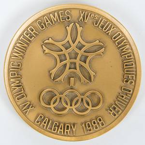 Teilnehmermedaille 1988  | Teilnehmermedaille für Volunteers bei den  „XI Olympic Winter Games Calgary 1988“. Rückseite mit Aufschrift "Team ´8 - Equipe ´88 Calgary, Bronze, 6,3 cm, in Originaletui. - Bild 4