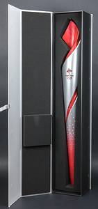 Olympic Winter Games Bejing 2022 Olympic Torch - Original Olympic torch "Flying" fromt the Olympic Winter Games in Beijing 2022 with mounted Olympic Games emblem and inscription  "Beijing 2022". Designed by "Lenovo Team". Aluminium, 82 cm. In original presentation box (88x16.2x16.2 cm). The colours red and silver stand for fire and ice, the red line symbolises the Great Wall. Due to the Corona Pandemic there was only a three day torch relay with 1.200 runners in Beijing, Zhangjiakou and Hebei Province. This torch is hard to get outside of China. Torch as good as new (Condition: A). Comes with original stand for the torch Condition: A - Bild 2