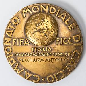 FIFA World Cup 1934. Participation Medal - Official participation medal players, Referees and officials for the Football World Cup in Italy 1934 with inscription "Campionato Mondiale di Calcio. FIFA FIGC Italia Maggio - Givgno 1934 XIIe" with engraved name "Pecchiura Antonio". Designed by "D.Manetti". Bronze, 5 cm. --Antonio Pecchiura (1902-deceased) was a well-known first division referee in Italy and officiated 122 Seria A matches. He refereed his first A league match in November 1934. At the time of the 1934 World Cup, he was a member of the refereeing staff and received this medal for his participation in the 1934 FIFA World Cup. Condition: A - Bild 2