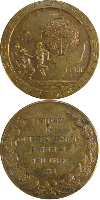 Teilnehmermedaille WM1950  | Offizielle Teilnehmermedaille der 4.Fußball-WM 1950 in Brasilien. "4° CAMPEONATO MUNDIAL DE FUTBOL 1950". Rückseite mit Gravur "Homenagem da Confederacao Brasileira de Desportos Rio de Janeiro Brasil". 6,1 cm, Bronze (114 Gramm).
