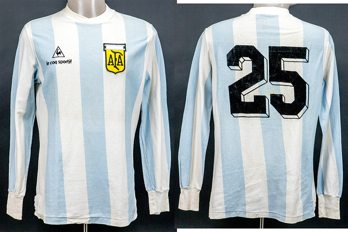 Argentinien - Trikot 1983  | Original match worn Spielertrikot von Argentinien mit der Rückennummer 25. Getragen von Ruben Insuai in einem Spiel der Copa America 1983. Status:ABC.