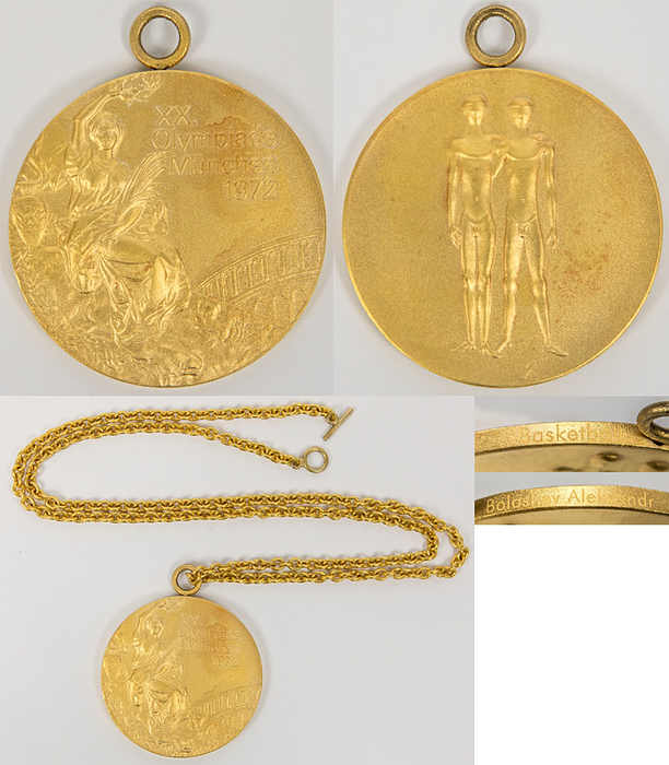 Siegermedaille 1972  | Goldmedaille für den 1. Platz im Basketball für die Mannschaft der UdSSR bei den Olympischen Spielen München 1972. (Entwurf von G.Cassioli und G.Marcks). Silber, vergoldet, 6,6 cm mit original Kette. Mit Randgravur "Basketball" und dem eingravierten Namen des Athleten. Zum ersten Mal seit 1936 hieß der Sieger im Basketball nicht USA. In dem dramatischsten Finale im Basketball der Olympischen Geschichte, erzielte der Russe Alexnder Below in der letzten Sekunden die entscheidenden Punkte für die sowjetische Mannschaft. Die letzte und entscheidende Spielszene mußte zweimal wiederholt werden, bevor die UdSSR die Siegespunkte zum 51:50 erzielte. Die US-Auswahl nahm aus Protest nicht an der Siegerehrung teil, kein einziger der US-amerikanischen Spieler nahm jemals seine Silbermedaille entgegen.[.