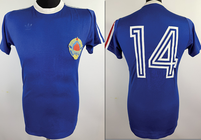 Jugoslawien - Trikot 1975  | Original match worn  Spielertrikot der Jugoslawischen Nationalmannschaft mit der Nummer 14. Getragen in einem Länderpsiel in der Saison 1974/1975. Status AAB.