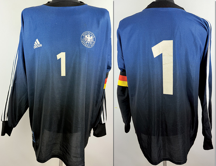DFB - Trikot 2001  | Original match issued DFB Spielertrikot mit der Nummer 1 von Oliver Kahn. Vorbereitet für ein Länderspiel im Jahr 2001. Signiert. Mit Kapitänsbinde, Trikot stammt aus der Sammlung eines ehemaligen DFB-Mitarbeiters. Status:ABB.