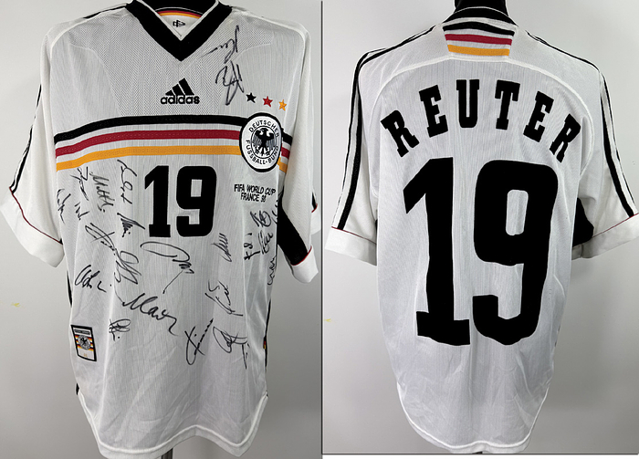 DFB - Trikot 1998 WM  | Original match issued DFB Spielertrikot mit der Nummer 19 von Stefan Reuter. Vorbereitet für ein Spiel der Fußball Weltmeisterschaft 1998 in Frankreich. Signiert durch mehrere Spieler. Reuter wurde wöhrend der WM nur in einem Spiel eingesetzt. Trikot stammt aus der Sammlung eines ehemaligen DFB-Mitarbeiters. Status ABB