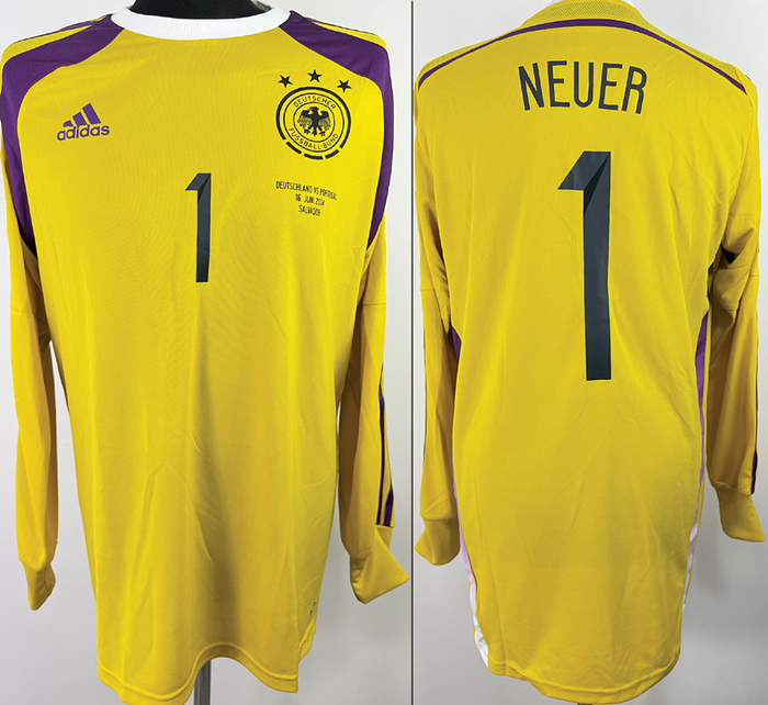DFB - Trikot 2014 WM  | Original match issued DFB Spielertrikot mit der Nummer 1 von Manuel Neuer.Vorbereitet für das WM2014 Vorrundenspiel Deutschland-Portugal am 16.06.2014 in Salvador, Brasilien. Trikot kommt aus der Sammlung eines ehemaligen DFB - Mitarbeiters. Status: AAB