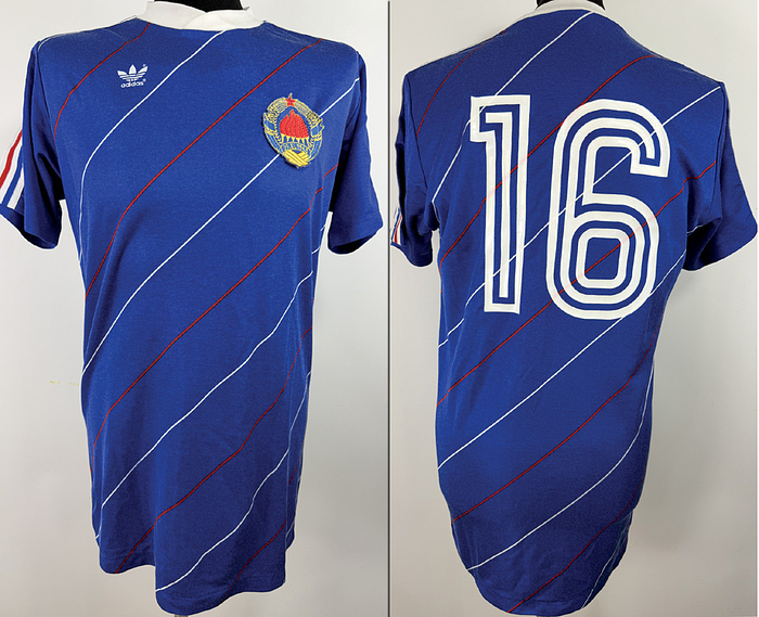 Jugoslawien - Trikot 1985  | Original match issued Jugoslawien Spielertrikot der mit der Nummer 16 von Dragan Stojkovic in einem Länderspiel in 1984/1985. Trikot kommt aus der Sammlung eines ehemaligen DFB-Mitarbeiters. Status:ABB