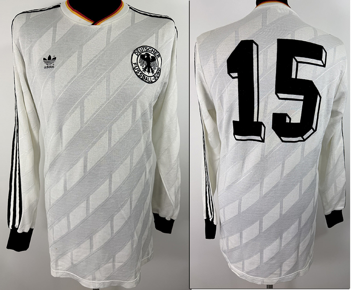 DFB - Trikot 1986  | Original match issued DFB Spielertrikot der mit der Nummer 15 von Pierre Littbarski. Vorbereitet für ein Länderspiel in 1986/1987. Status ABB