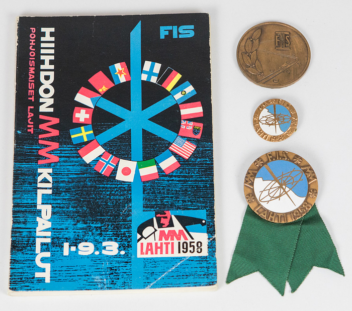 Teilnehmerabzeichen 1958  | Nordische Ski-Weltmeisterschaft Lahti 1958: 1) Großes Teilnehmerabzeichen „FIS WM Lahti 1958“ für Funktionäre. Bronze, farbig emailliert mit grünem Seidenband, 10x5 cm. 2) Teilnehmerabzeichen „FIS WM Lahti 1958“ Nordische Ski-WM Bronze, farbig emailliert. 3,3 cm. 3) Teilnehmermedaille „FIS. Lahti 1958“ Skiweltleisterschaft in Lahti. Bronze.5,3 cm. 4) Offzielles Programm der FIS Nordic Ski WM 1958. 160 Seiten, Karton, 20,5x13,5 cm