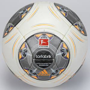 Adidas Spielball 2013  | Original Spielball Adidas "Torfabrik" aus dem DFB - Pokal Spiel Armina Bielefeld v Bayer Leverkusen (0:2) am 24.09.2013 in Bielefeld. Mit dem Aufrdruck "Offizieller Spielball der Bundesliga".  Größe 5. Dieser Ball wurde in diesem Spiel eingesetzt. Mit handschriflicher Aufschrift "DSC" (für Bielefeld). Status:AAA - Bild 3