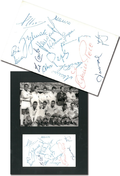 Santos FC - 1962  | Autogrammbeleg „FC Santos“ mit 15 Originalsignaturen u.a. von Pepe, Pele, Pagao, Coutinho, Zito, Dalmo Gaspar, Raul Donazar Calvet, Mauro Ramos, Dorval, Mengálvio Pedro Figueiró und Gylmar. 14,8x9 cm. Mit einem S/W-Repromannschaftsfoto. Beides mit Fotoecken auf Karton montiert unter einem Passepartout, 28x21 cm.