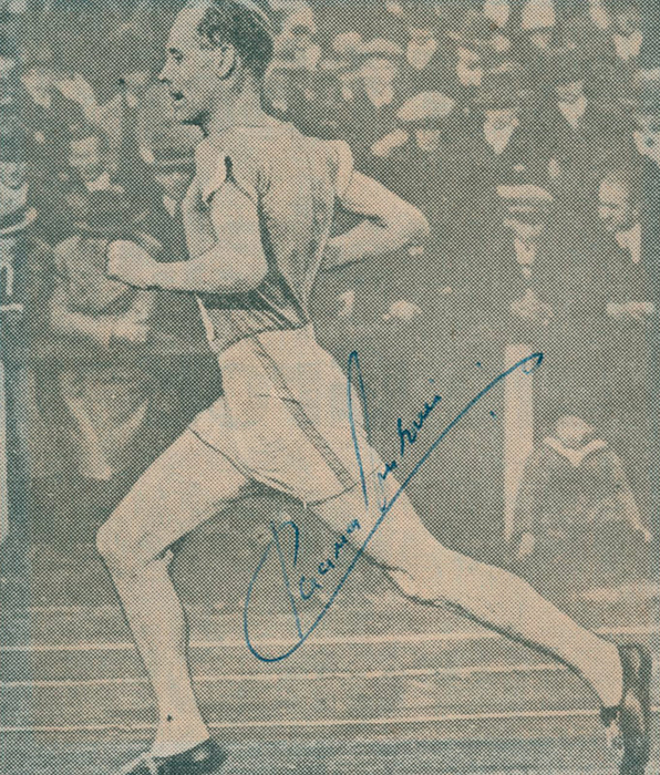  - (1897-1973) Black and white magzinfoto with original signature of Paavo Nurmi (FIN). Finnish running legend and one of the most important athletes of all time. Nine-time Olympic champion and three-time Olympic silver medalist, 1920-1928. 10.5 x 9 cm. Condition: A-