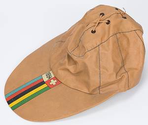 Lederkappe WM 1954  | Original Lederkappe der Fußball-Weltmeisterschaft 1954. Wurde als Souvenir vor dem Finale im Stadionbereich verkauft. 30x20x13 cm. - Bild 2