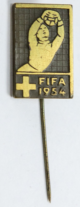 Besucherabzeichen WM1954  | Offizielles Besucherabzeichen Fußball WM 1954. „FIFA 1954“ Bronze. 2x1,3 cm.
