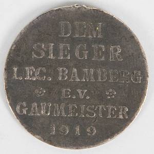  - Official medal for 1. FC Bamberg 1919, bearing the inscription "To the victor, 1. FC Bamberg e.V., District Champion 1919." Silver-plated bronze, 2.8 cm. Condition: A- - Bild 3
