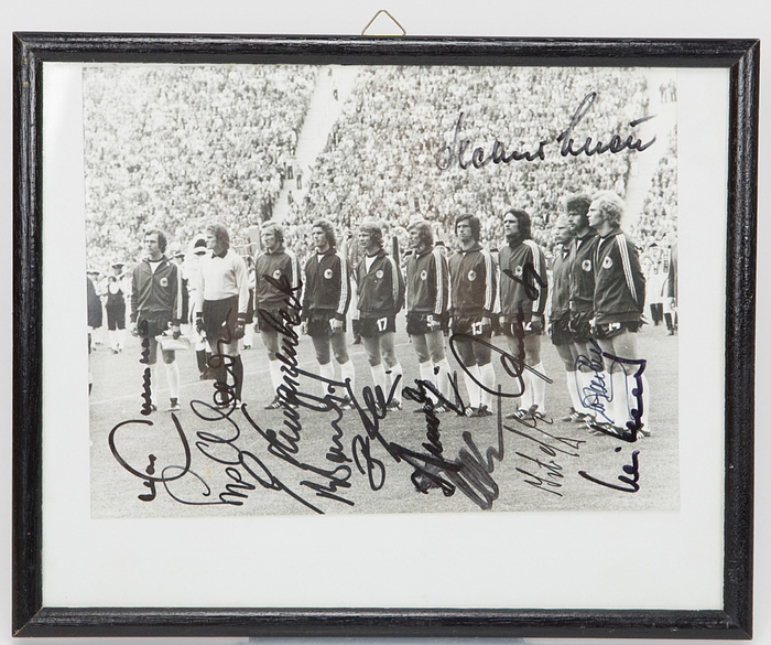  - World Cup 1974. Black-and-white press photo of the 1974 German World Cup-winning team, taken before the final match; includes all 12 original signatures of the players and coach Helmut Schön. 18 x 13.1 cm. Condition: A
