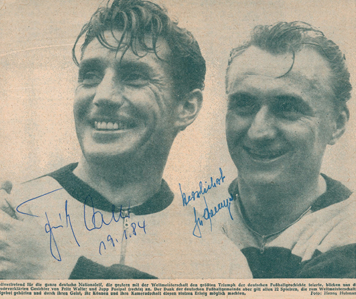 Walter / Posipal  | S/W-Zeitungsfoto mit den Originalsignaturen der Weltmeister von 1954 Fritz Walter (1920-2002, Ehrenspielführer der deutschen Fußball-Nationalmannschaft, 61 A-LS) und Josef Posipal (1935-1997, 16 A-LS). 19,5x16 cm.