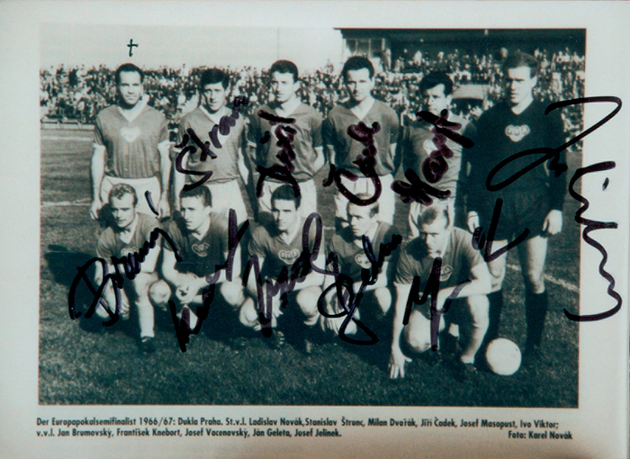 Prag, Dukla 1966  | S/W-Reprofoto "Dukla Prag 1966/67" mit 10 Originalunterschriften. Darunter die 5 Vize - Weltmeister von 1962 Masopust, Victor,  Pluskal,   Jelinek u.a., 14x10 cm