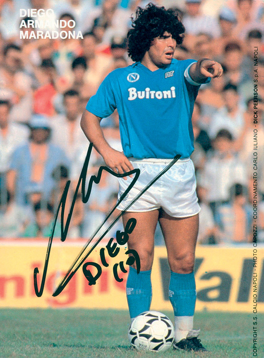 Maradona, Diego  | (1960-2020) Farb-Autogrammkarte mit Originalsignatur von Diego Maradona. Argentinische Fussball-Legende, Fußball - Weltmeister und Spieler des SSC Neapel. 15,5x11,5 cm.