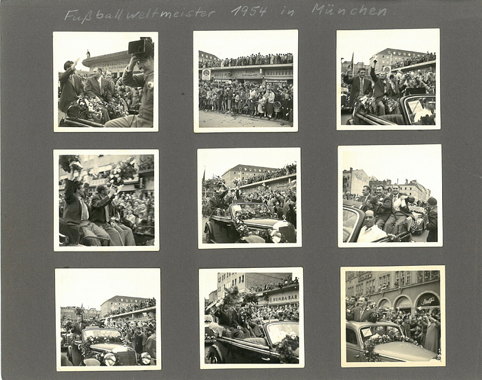 Foto WM 1954 München  | 9 private S/W-Fotos von der deutschen Weltmeister - Mannschaft bei dem Autokorso in München nach dem Sieg der Fußball - Weltmeisterschaft 1954 am 6.Juli 1954, je 6x6 cm