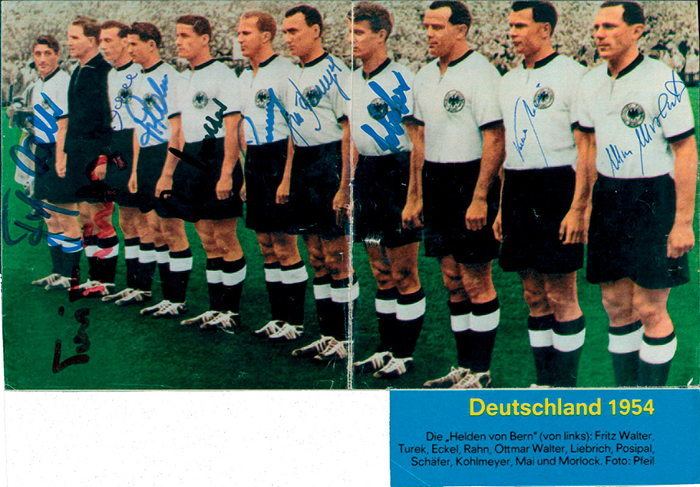 Weltmeister 1954  | Farbmagzinfoto der  Deutsche Endspielmannschaft Fußball - Weltmeisterschaft 1954 vor dem Endspiel gegen Ungarn mit 10 Originalsignaturen der deutschen Spieler (nur Kohlmeyer fehlt). 22x15 cm