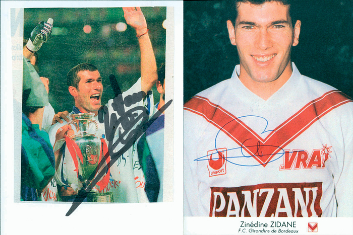 Zidane  | Farb-Autogrammkarte (im Dress von Girondins de Bordeaux) mit Originalsignatur vom französischen Weltmeister 1998 Zinedine Zidane. 16x10 cm und ein signiertes Farbmagazinfoto, 12x9 cm