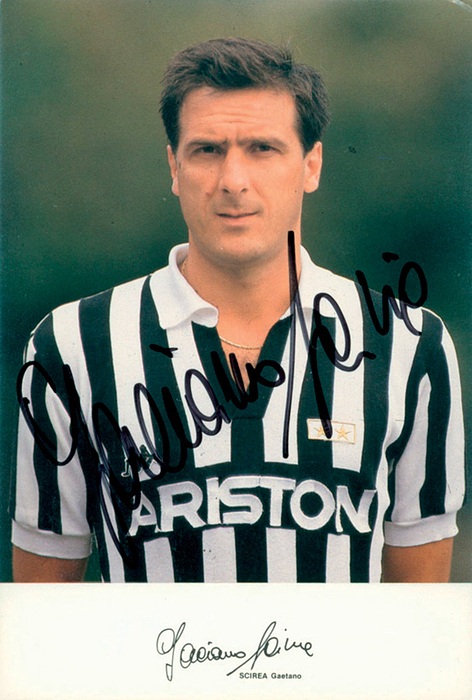 Scirea, Gaetano  | (1953-1989) Autogrammkarte mit Originalsignatur vom Weltmeister mit Italien 1982 Gaetano Scirea. 15x10 cm