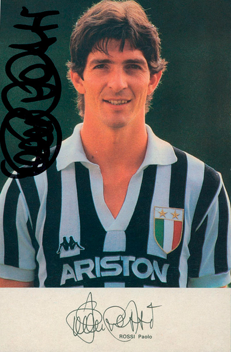 Rossi, Paolo  | (1956-2020) Farb-Autogrammkarte "Leggete Hurra Juventus" mit faksimilierter und Originalsignatur von Paolo Rossi. Italienischer Fußball-Weltmeister 1982. 15x10 cm.
