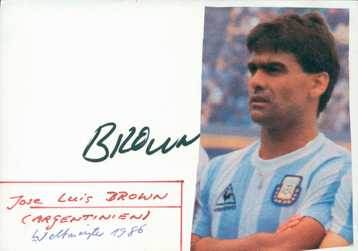 Brown, José Luis  | (1956-2019) Karteikarte mit Originalsignatur von José Luis Brown. Fußball-Weltmeister mit Argentinien 1986. Mit aufmontiertem Magazinfoto. 15x10,5cm.