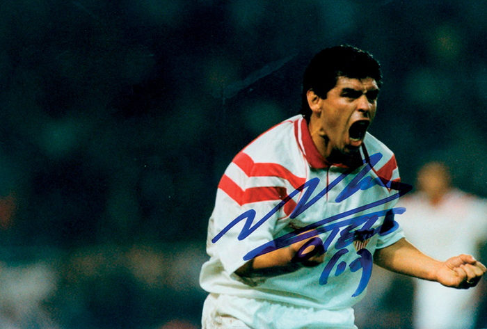  - Autograph World Cup 1986. Diego Maradona m/c reprofoto of Maradona with original signature,size 28x20 cm, --face-to-face autograph Condition: A