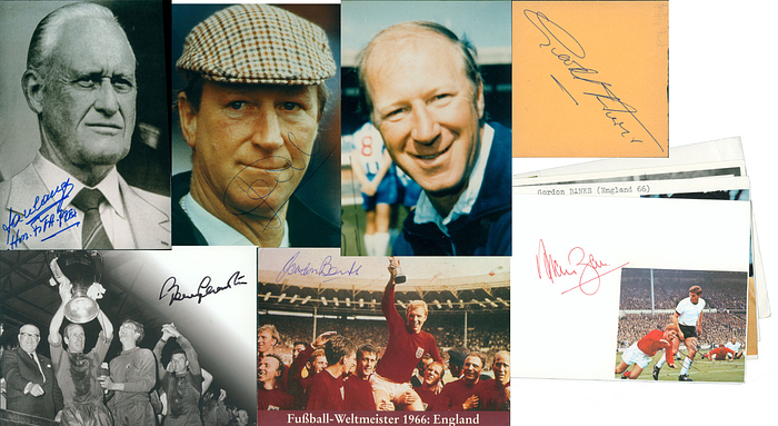  - 11 original signatures from the 1966 English World Cup-winning football team: Bobby Moore (reproduction photo from 1989), Geoff Hurst (signed photo), Alan Ball (small signed photo), 3x Bobby Charlton (2x postcard-sized photo + 1x small signed photo), Gordon Banks (postcard-sized photo + small signed photo), Jack Charlton (2x reproduction photo); Stanley Rous (reproduction photo). Each 15 x 10 cm. Condition: A-