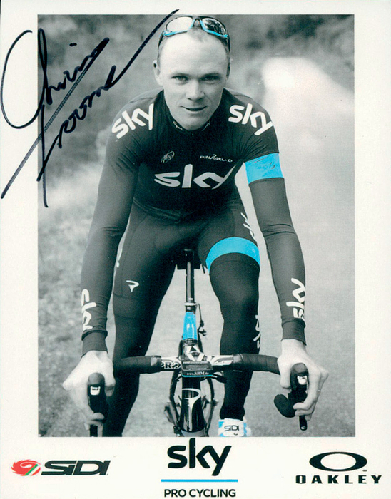  - Autograph card with an original signature from Chris Froome (GBR). Four-time Tour de France winner (2013, 2015, 2016, and 2017). Bronze medalist at the 2012 and 2016 Olympic Games. Winner of the Giro d’Italia (2018) and the Vuelta a España (2011 and 2017). 14 x 10.5 cm. Condition: A