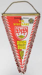 Stuttgart,VfB - Wimpel 1986  | Souvenirwimpel des VfB Stuttgart vom "DFB- Pokal - Endspiel 3.5.1986, Berlin Olympiastadion. 3.5.1986" mit ca. 20 original Signaturen der Spieler von VfB Stuttgart und FC Bayern München. Farbig bedruckter Wimpel mit rot-weißen Seidenfransen und Metallstange. In Klarsichtschutzhülle eingenäht, 41x27cm. - Bild 2