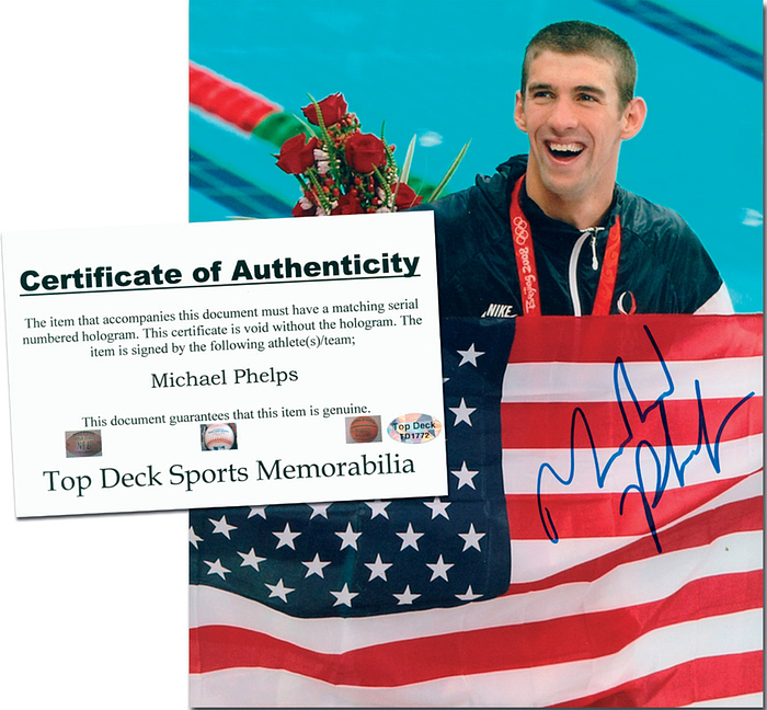 Phelps, Michael Fred  | Farbfoto mit Originalsignatur von Michael Phelps (USA). Sportsuperstar. Er gilt als der vielseitigste Schwimmer der Gegenwart und ist mit 28 olympischen Medaillen, davon 23-mal Gold, der mit weitem Abstand erfolgreichste Olympionike der Geschichte. Gibt kaum Autogramme! 25x20 cm. Mit Echheitszertifikat von "Top Deck Sports Memorabilia".