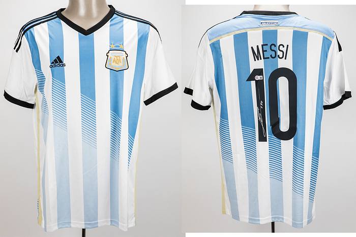 Messi, Lionel  | Original adidas Fanshirt von Nationalmanschaft von Argentinien mit der Rückennummer "10 Messi". Mit original Signatur auf der Rückseite von Superstar Lionel Messi. Die Unterschrift wurde auf der Rückennummer "1" mit Silberstift gegeben. Größe L. Mit Echtheitsholgramm von "Witness Autographs".