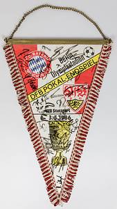Stuttgart,VfB - Wimpel 1986  | Souvenirwimpel des VfB Stuttgart vom "DFB- Pokal - Endspiel 3.5.1986, Berlin Olympiastadion. 3.5.1986" mit ca. 20 original Signaturen der Spieler von VfB Stuttgart und FC Bayern München. Farbig bedruckter Wimpel mit rot-weißen Seidenfransen und Metallstange. In Klarsichtschutzhülle eingenäht, 41x27cm. - Bild 3