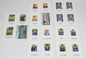 Schalke 04 - 1963-1978  | Spieler von Schalke 04 auf Sammelbilder alle mit original Signaturen von 1963 - 1978 ca. 320 Sammelbildern: 1964/64 Sicker: 15x + 9 Dubletten (Dabei die rarität Horst Mühlmann 1940-1991 2x); 1964/65 Sicker: 13x; 1965/66 Bergmann: 18x; 1966/67 Bergmann: 18x; 1967/68 Bergmann: 19x; 1968/69 Bergmann: 19x; 1969/70 Bergmann: 15x (mit Alban Wüst 1947-2000); 1970/71 Bergmann: 22x (mit der Rarität Ede Lichterfeld 1940-1985); 1972 Bergmann: 20x (mit Rainer Hoffmann, Norbert Heßling beide 0 Spiele); 1972/73 Bergmann: 20x (mit Roland Kosien 2 Spiele); 1973/74 Bergmann: 18x (mit Peter Endrulat 1Spiel; Jürgen Klein 1940-2006; Klaus-Dieter Bone Jugendspieler; 1974/75 Bergmann: 22x (mit Günther Schubert 1955-2002, Hans-Günter Salewski 0 Spiele,); 1975/76 Bergmann: 17 x (mit Dragan Mutibaric); 1976/77 Bergmann 10x + 5 andere Sammelbilder; 1977/78 Bergmann: 17x + 1 anderes Sammelbild + 17 Bergmann Bilder mit abweichenden Bildern; 1978/79: 26x Magazinbilder in der Größe von Sammelbilder. (mit Lennart Larsson; Friedrich Wagner (1958-2002), Klaus Santanius - 0 Spiele, Pedro Aguilar 0 Spiele) - Bild 2