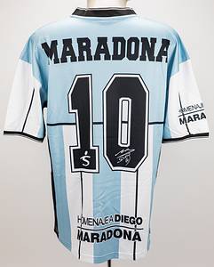 Maradona - Trikot  | Fantrikot aus der Fanartikelserie von Diego Maradona. Stilisiertes Trikot der argentinischen Nationalmannschaft. Auf der Vorderseite aufgestickte Signatur von Maradona, auf der Rückseit eine aufgedruckte Signatur. Rückennummer "10". Größe L. Hersteller: Open Sports im Auftrag vom Homenaje a Diego Maradona. Mit Originalsignatur von Diego Maradona auf der Vorderseite!!! Mit COA und Echtheitsholgramm von "Fanatics". - Bild 2