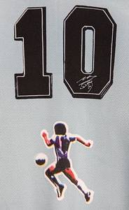 Maradona - Trikot  | Fantrikot aus der Fanartikelserie von Diego Maradona. Stilisiertes Trikot der argentinischen Nationalmannschaft. Auf der Vorderseite aufgestickte Signatur von Maradona, auf der Rückseit eine aufgedruckte Signatur. Rückennummer "10". Größe L. Hersteller: Open Sports im Auftrag vom Homenaje a Diego Maradona. Mit Originalsignatur von Diego Maradona auf der Vorderseite!!! Mit COA und Echtheitsholgramm von "Fanatics". - Bild 3