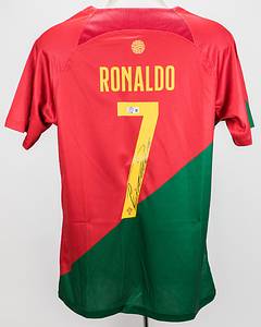 Ronaldo - Trikot Portugal  | Original Nike Fanshirt von der Nationalmannschaft von Portugal mit der Rückennummer "7 Ronaldo". Originalsignatur von Christiano Ronaldo auf der Rückennummer. Größe L. Mit Echtheitshologram von "Beckett" - Bild 2