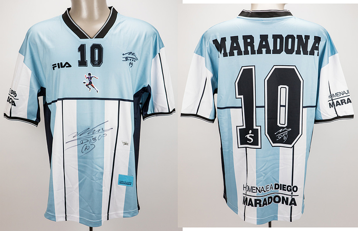 Maradona shirt with signature - Beautiful retro shirt of the Argentinian national team from the 1986 FIFA World Cup, number 10. Manufacturer: Open Sports, commissioned by Homenaje a Diego Maradona. With Diego Maradona's original signature on the front! With Certificate of Authenticity from "Fanatics". Size: L Condition: A