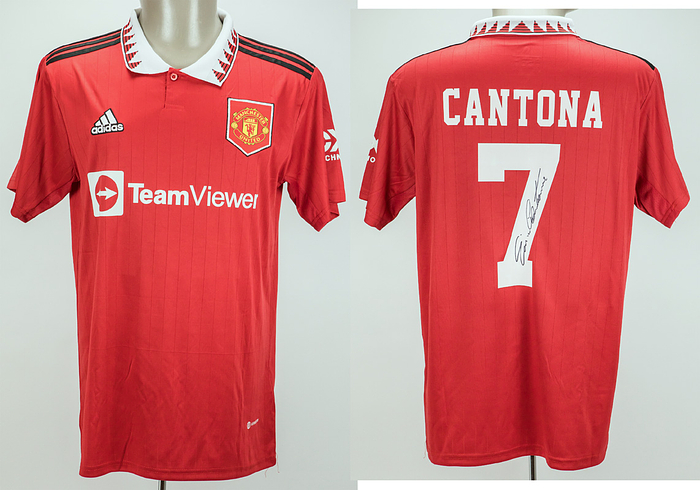 Cantona - Trikot  | Original adidas Fanshirt von Manchester United 2022/23 mit der Rückennummer "7 Cantona". Originalsignatur des französischen Natipnalspielers Eric Cantona auf der Rückennummer. Größe L. Mit Echtheitszetifikat von "A1 Sporting Memorabilia". In original Box von A1 Sporting Memorabilia.