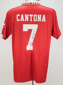 Cantona - Trikot  | Original adidas Fanshirt von Manchester United 2022/23 mit der Rückennummer "7 Cantona". Originalsignatur des französischen Natipnalspielers Eric Cantona auf der Rückennummer. Größe L. Mit Echtheitszetifikat von "A1 Sporting Memorabilia". In original Box von A1 Sporting Memorabilia. - Bild 2