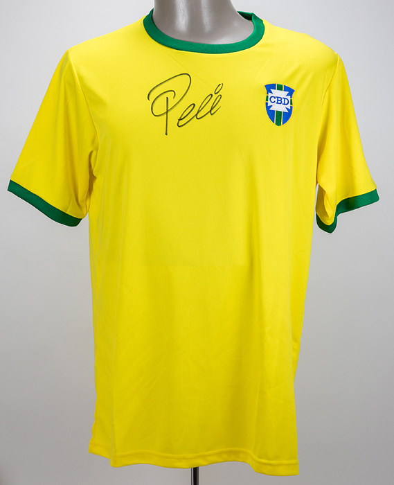 Pelé - Trikot  | Original "athleta" Fanshirt von Brasilien im Stile der Trikots von der Fußball - Weltmeisterschaft 1958 in denen Pelé seinen ersten Weltmeistertitel gewann. Größe L. Mit original Signatur von Pele auf der Vorderseite. Mit Echtheitszetifikat von "A1 Sporting Memorabilia". In original Box von A1 Sporting Memorabilia.